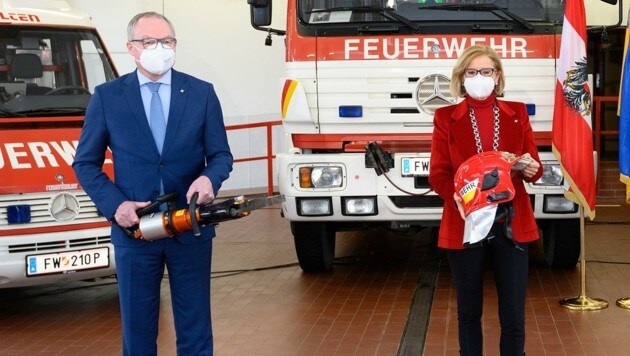 Landeshauptfrau Mikl-Leitner und Landesvize Pernkopf überbrachten die gute Nachricht: 4,8 Millionen Euro für die Umsatzsteuer bei Feuerwehrfahrzeugen. (Bild: NLK Burchhart)
