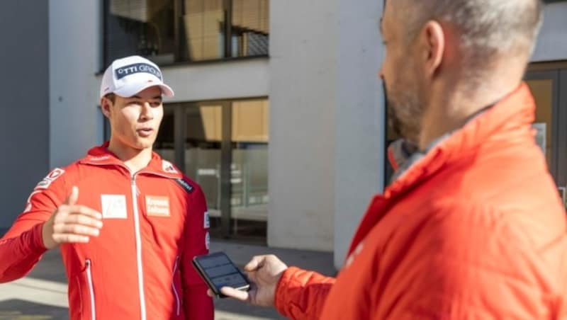 Lukas Feurstein im Gespräch mit „Krone Vorarlberg“-Sportchef Peter Weihs. (Bild: Maurice Shourot)