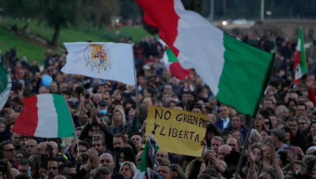 Demo in Italien gegen den Grünen Pass (Archivbild) (Bild: The Associated Press)