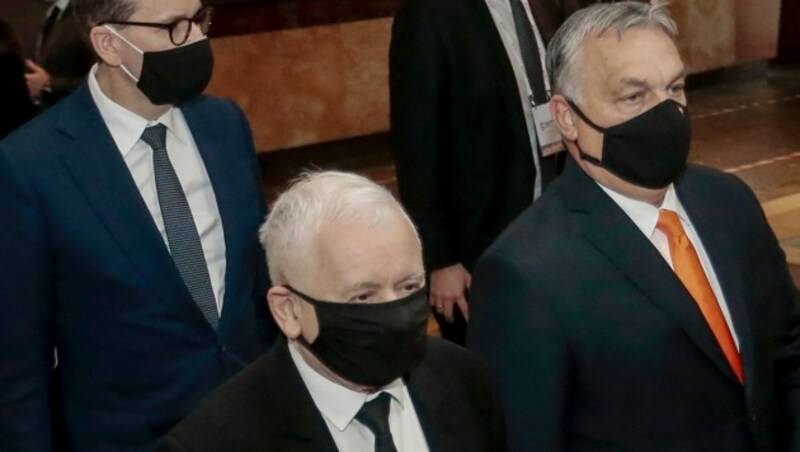 Politisch auf einer Linie: Polens Premier Mateusz Morawiecki, Jaroslaw Kaczynski (Chef der konservativen polnischen Regierungspartei PiS) und Ungarns Premier Viktor Orban (Bild: The Associated Press)