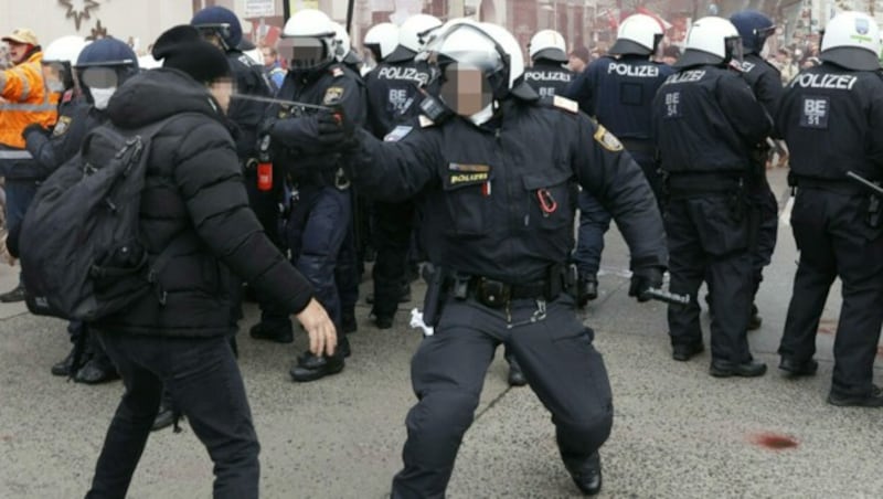 Ein kleiner Prozentsatz der Demonstranten scheut auch vor der Konfrontation mit Polizisten nicht zurück. (Bild: APA/FLORIAN WIESER)