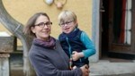 Annette Schatzmann mit ihrem Sohnemann. „Seit September geht Etienne in den Kindergarten. Er fühlt sich dort unglaublich wohl, wurde bestens aufgenommen“, sagt sie. (Bild: Tschepp Markus)