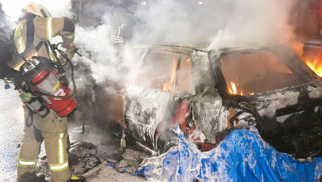 Der Audi A3, der vor dem Hohenemser Cineplexx Kino schon seit längerem abgestellt war, wurde zu einem Raub der Flammen. (Bild: Mathis Fotografie)