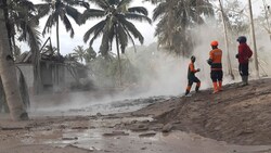 Indonesische Rettungskräfte suchen nach Opfern in einem vom Ausbruch des Mount Semeru betroffenen Gebiet in Lumajang. (Bild: AP/Rokhmad)