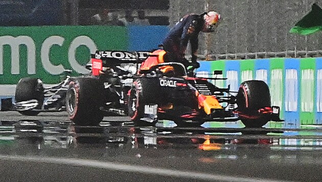 Verstappen musste nach dem Crash umittelbar vor dem Finish aus dem Auto steigen. (Bild: AFP or licensors)