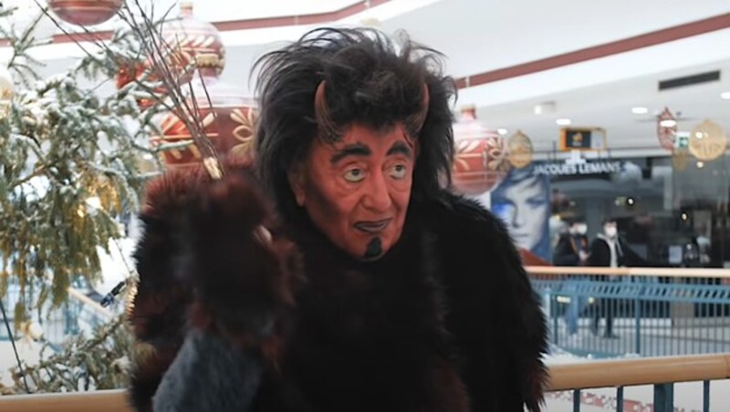 Richard Lugner verwandelte sich für die EAV in einen Krampus und trieb mit seiner Rute in der Lugner City sein Unwesen. (Bild: Screenshot youtube.com/EAV)