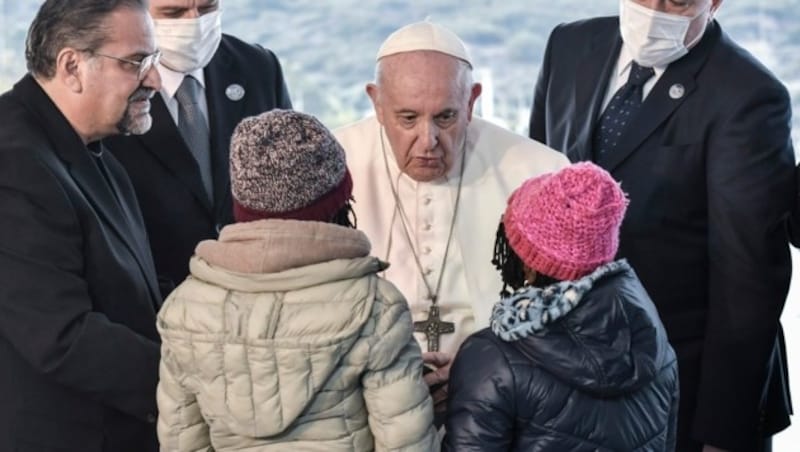 Er sei hier, „um eure Gesichter zu sehen und euch in die Augen zu schauen“, ließ der Pontifex die Geflüchteten wissen. (Bild: AFP/Louisa Gouliamaki)