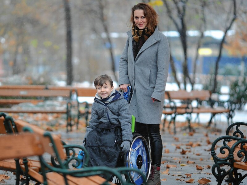 Der achtjährige Tobias mit seiner Mama Iris (Bild: Gerhard Bartel)