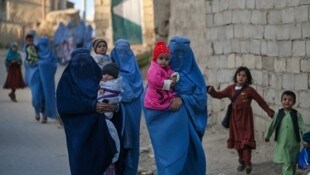 Frauen werden in Afghanistan von den Taliban-Kämpfern unterdrückt (Archivbild). (Bild: APA/AFP/HECTOR RETAMAL)