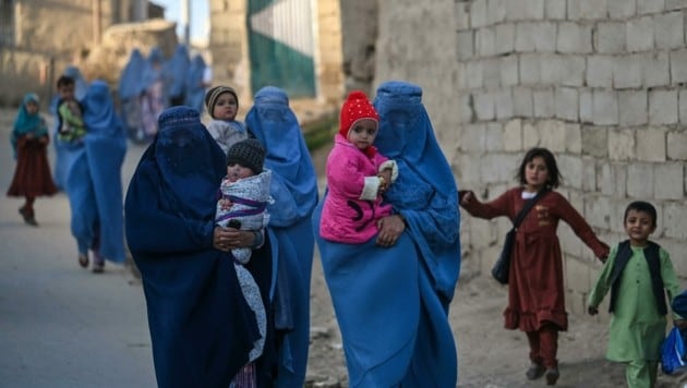 Frauen werden in Afghanistan von den Taliban-Kämpfern unterdrückt. (Bild: APA/AFP/HECTOR RETAMAL)