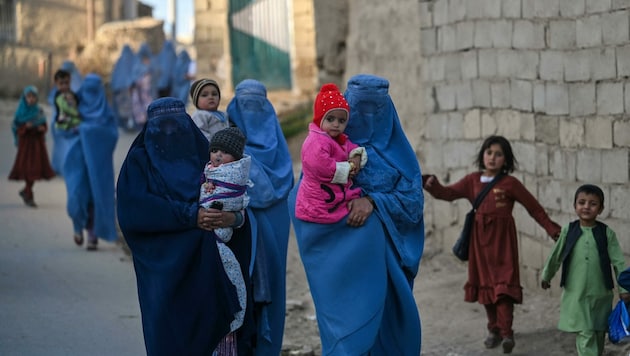 Women are oppressed by Taliban fighters in Afghanistan (archive photo). (Bild: APA/AFP/HECTOR RETAMAL)