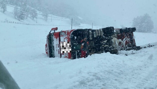 In Brückl ist ein Lkw ins Rutschen gekommen und in Folge umgekippt. (Bild: Feuerwehr Brückl )