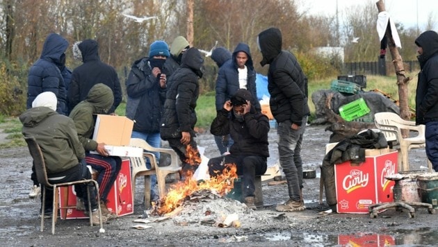 Migranten im Camp von Calais macht die aktuelle Kälte zu schaffen. (Bild: AFP)