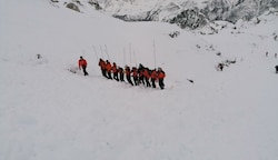 Rund 120 Retter waren am Samstagnachmittag im Einsatz. Erst gegen 19.30 Uhr beendeten sie ihre Arbeit am Berg. (Bild: Riedler, Huettegger, Mayerhofer und Kremser/Bergrettung Salzburg)