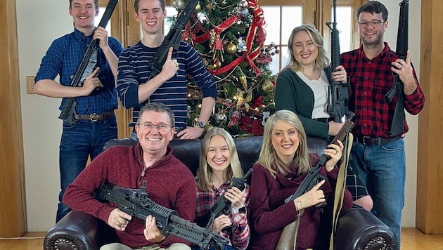 Der Republikaner Thomas Massie (links unten) posiert auf dem Foto mit seiner Familie vor dem Christbaum - und alle halten eine Waffe in der Hand. (Bild: Twitter.com/Thomas Massie)