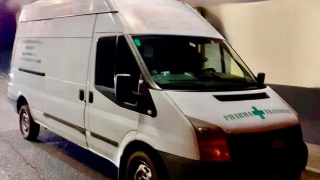 In diesem Lieferwagen mit dem Aufdruck „Pharma-Transport“ und grünem Kreuz wollte der Schlepper 18 Flüchtlinge nach Österreich bringen. (Bild: Christian Schulter)