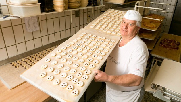 Bäcker „Heinrich“ bei der Arbeit, die er so sehr liebt. (Bild: Mathis Fotografie)