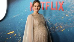 Jennifer Lawrence hüllte ihre Babykugel bei der „Don‘t Look Up“-Weltpremiere im Dezember 2021 in ein glitzerndes Kleid von Dior. (Bild: 2021 Getty Images)