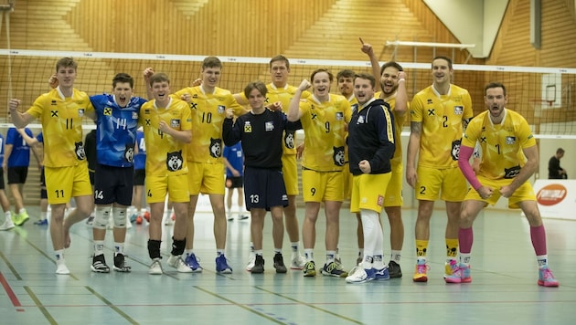 Die Freude über den Sprung an die Tabellenspitze ist bei den Wolfurter Volleyballern groß - aber nicht ungetrübt. (Bild: Maurice Shourot)