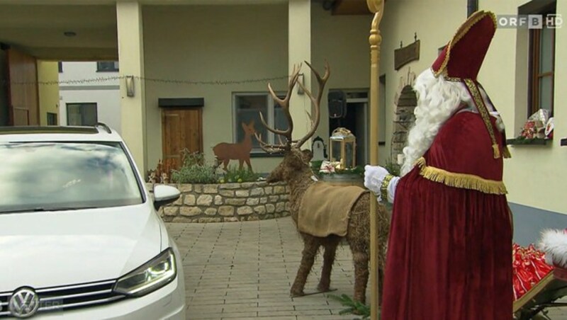 Drive-in-Nikolo: Die Kleinen hatten eine Freude, die Eltern weniger Sorgen. (Bild: tvthek.orf.at)