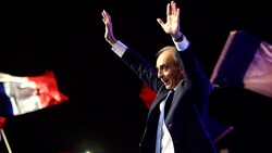 Eric Zemmour lässt sich von seinen Anhängern feiern. (Bild: AP)