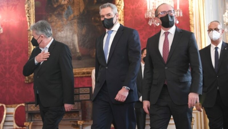 Vizekanzler Werner Kogler (Grüne), der neue Bundeskanzler Karl Nehammer (ÖVP) und der wieder ins Amt zurückgekehrte Außenminister Alexander Schallenberg (ÖVP) (Bild: APA/ROLAND SCHLAGER)