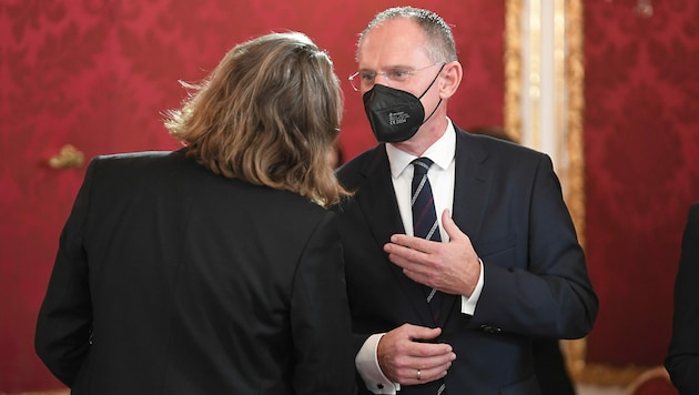 Bildungsminister Martin Polaschek (Vordergrund) und Innenminister Gerhard Karner bei der Angelobung. Karner stand bereits vor der Angelobung in der Kritik. (Bild: APA/Roland Schlager)