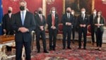 Neo-Kanzler Nehammer und die neuen ÖVP-Regierungsmitglieder in der Hofburg (Bild: APA/ROLAND SCHLAGER)