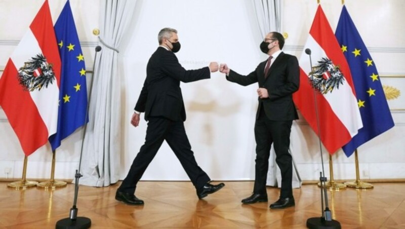 Der Bundeskanzler a. D. und jetziger Außenminister Alexander Schallenberg (ÖVP) und Bundeskanzler Karl Nehammer (ÖVP) (Bild: APA/GEORG HOCHMUTH)