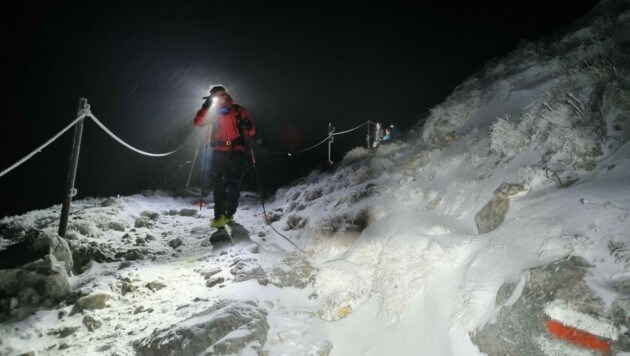 Bergrettung und Alpinpolizei mussten die Familie bei widrigen Verhältnissen ins Tal bringen. (Bild: Bergrettung Mürzzuschlag)