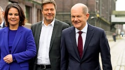 Die grünen Parteichefs Annalena Baerbock und Robert Habeck mit dem SPD-Kanzler in spe, Olaf Scholz (Bild: ASSOCIATED PRESS)