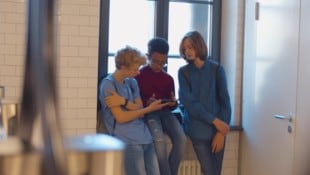 Nur am Gang, aber nicht während des Unterrichts könnten Handys in der Steiermark künftig erlaubt ...