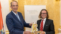 Der scheidende Bildungsminister Heinz Faßmann überreichte seinem Nachfolger Martin Polaschek einen Papp-Ninja. (Bild: APA/BMBWF/MARTIN LUSSER)