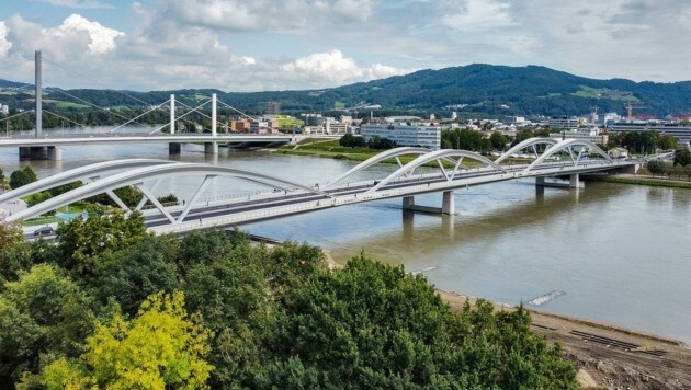 Zu den positiven Highlights 2021 zählt für Klaus Luger die Fertigstellung der Eisenbahnbrücke. (Bild: Alexander Schwarzl)