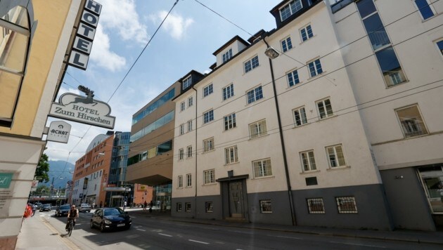 Die Volksbank Salzburg bündelt ihre Kräfte in Haus D (braunes Gebäude). Haus C (Mitte) wird von den neuen Eigentümern geschleift und neugebaut. Dabei soll durch eine Art Überbau eine Verbindung zu Haus B geschaffen werden. (Bild: Tschepp Markus)