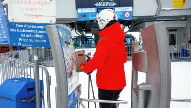 Wer öfters im Jahr Ski fahren geht, fährt bei Tageskartenpreisen von mehr als 60 Euro mit einer Saisonkarte günstiger. (Bild: Susi Berger)