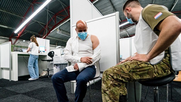 An der Impfkampagne ist das niederländische Militär schon länger beteiligt. (Bild: ROB ENGELAAR/ANP/AFP)