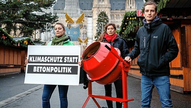 Klimaaktivisten rollten mit einer Mischmaschine als Protest gegen die Betonpolitik an. (Bild: Greenpeace/Mitja Kobal)