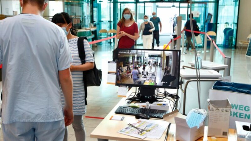 Nach dem gewalttätigen Tumult im Klinikum Kirchdorf werden nun in allen OÖG-Kliniken Sicherheitsmitarbeiter beim Eingang stehen. (Bild: FL)