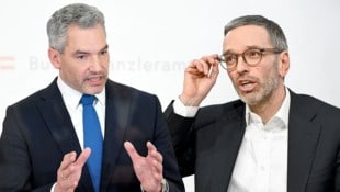 Beim Krisenmanagement überzeugt Bundeskanzler Karl Nehammer (ÖVP). Aber noch liegt die FPÖ mit ihrem Chef Herbert Kickl vorne. (Bild: APA, Krone KREATIV)