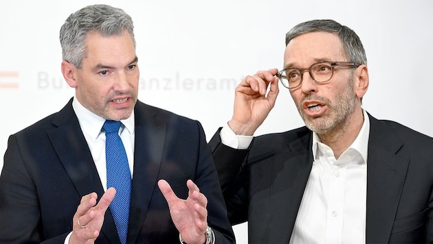 Beim Krisenmanagement überzeugt Bundeskanzler Karl Nehammer (ÖVP). Aber noch liegt die FPÖ mit ihrem Chef Herbert Kickl vorne. (Bild: APA, Krone KREATIV)