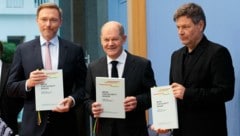 FDP-Chef Lindner wird Finanzminister, Olaf Scholz (SPD) Kanzler und Grünen-Chef Robert Habeck Vizekanzler (v.l.n.r.). (Bild: AP)