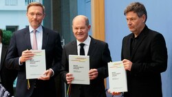 FDP-Chef Lindner wird Finanzminister, Olaf Scholz (SPD) Kanzler und Grünen-Chef Robert Habeck Vizekanzler (v.l.n.r.). (Bild: AP)