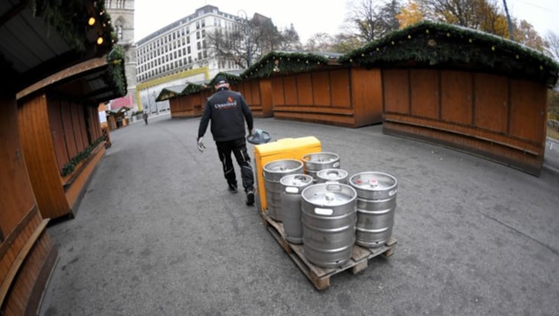 Auch die Christkindlmärkte dürfen am Montag wieder öffnen. (Bild: APA/ROLAND SCHLAGER)