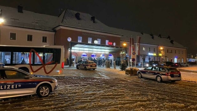 Polizeistreifen beim Bahnhof nach einem kürzlichen Vorfall mit Schlagring und Messer (Bild: ZOOM.TIROL)