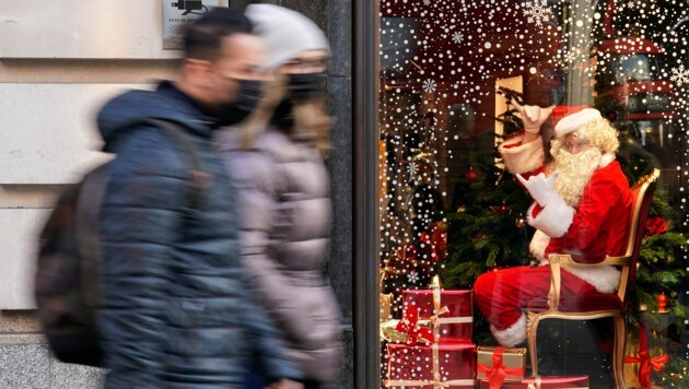 Weihnachten mit Omikron - dieses Szenario wird zunehmend wahrscheinlicher. (Bild: AP/Alberto Pezzali)