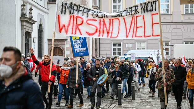 Noch ist der Protest großteils friedlich abgelaufen, wie hier in Linz - aber die Demo am Mittwoch gießt Öl ins Feuer (Bild: Alexander Schwarzl)