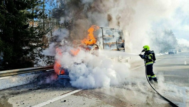 Der Klein-Lkw brannte komplett aus (Bild: Freiwillige Feuerwehr Velden)