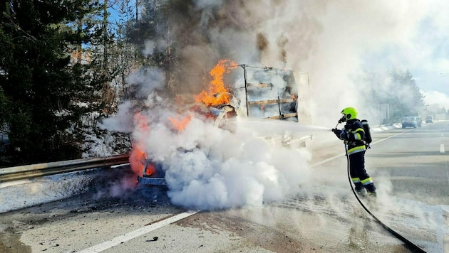 Der Klein-Lkw brannte komplett aus (Bild: Freiwillige Feuerwehr Velden)