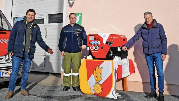 Vbgm. Markus Fantur, Kommandant Thomas Ojster (Feuerwehr St. Egyden) und Bürgermeister Ferdinand Vouk (v.l.). (Bild: Hermann Sobe)